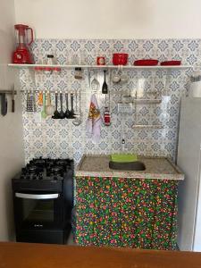 a kitchen with a stove and a counter top at Vivendas do Serrano Apart105 Lençois in Lençóis