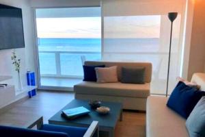 圣安德烈斯Apartamento en Sun Rise con Espectacular Vista al Mar y Playa Privada的带沙发的客厅，可欣赏海景