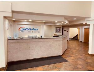 un hall d'azona park inn and suites dans l'établissement Aurora Park Inn & Suites, à Dawson Creek