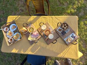 una mesa de picnic con platos de comida. en Base Manzano en Tunuyán