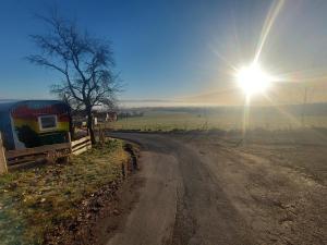 a dirt road with the sun in the sky at GeraldineWeg30 -FeWo Geralex in Hessisch Oldendorf