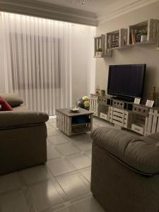 Casa Planta Baja.VTLR1431 في Rincón de Soto: غرفة معيشة مع أريكة وتلفزيون بشاشة مسطحة