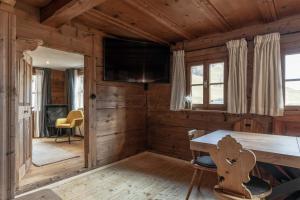 a dining room in a log cabin with a table at Chalet Laugenblick in Santa Valpurga