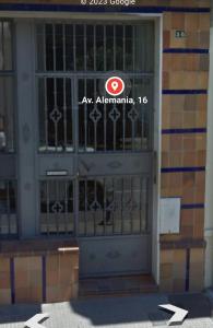 una puerta delantera de un edificio con un cartel en Josefa House en Huelva