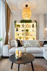 ein Wohnzimmer mit einem Sofa und einem Tisch in der Unterkunft Notting Hill Apartments Collection in London