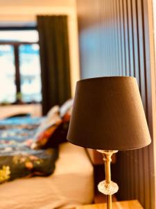 una lampada seduta su un tavolo accanto a un letto di holidayAHRpartment a Bad Neuenahr-Ahrweiler