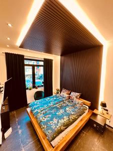 a bedroom with a large bed with a blue blanket at holidayAHRpartment in Bad Neuenahr-Ahrweiler