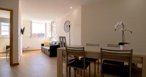 a living room with a table and a couch at Casa do Recanto in Porto