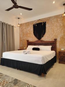 バジャドリドにあるHotel Casa Henequénのベッドルーム(白いシーツを使用した大型ベッド1台付)