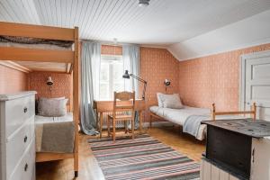 1 Schlafzimmer mit 2 Etagenbetten und einem Schreibtisch in der Unterkunft Rustic home surrounded by forest in Skellefteå in Skellefteå