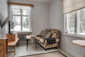 sala de estar con sofá y mesa en Rustic home surrounded by forest in Skellefteå en Skellefteå