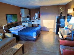 ein Hotelzimmer mit einem Bett und einer Küche in der Unterkunft Fairview Inn in Fairview