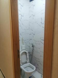 La salle de bains est pourvue de toilettes blanches. dans l'établissement Hassan Rabat, à Rabat