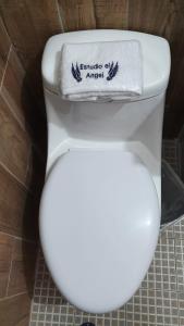 a white toilet with a towel on the back of it at ESTUDIO EL ANGEL. in Santa Cruz Huatulco +3 photos