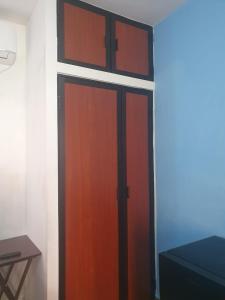 a wooden door in a room next to a table at ESTUDIO EL ANGEL. in Santa Cruz Huatulco