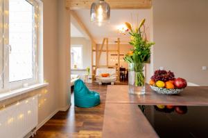 uma sala de estar com uma mesa com um vaso de frutas em CHALET627 em Braunlage