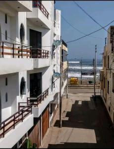 Bellos Dptos Huanchaco, Perú a 50 metros del mar في تروخيو: عمارة سكنية مطلة على المحيط