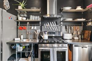 Kjøkken eller kjøkkenkrok på Couples Retreat With Jacuzzi Tub