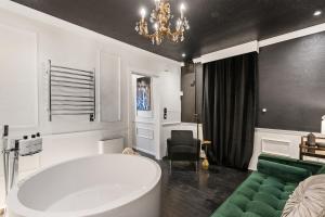 Een badkamer bij Couples Retreat With Jacuzzi Tub