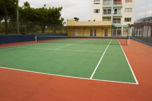 Εγκαταστάσεις για τένις ή/και σκουός στο MantaHost Hotel ή εκεί κοντά