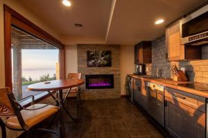 eine Küche mit einem Tisch und einem Kamin in der Unterkunft 180º Puget Sound View in Fox Island + 16 Fotos