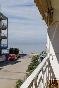 d'un balcon offrant une vue sur la plage. dans l'établissement Sea Stars Apartment 1, à Peraia