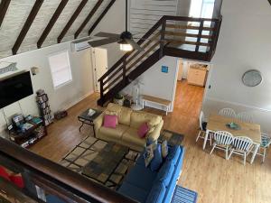 an overhead view of a living room with a couch at Cottage by the bay, sleeps 8 near Rehoboth beach in Lewes
