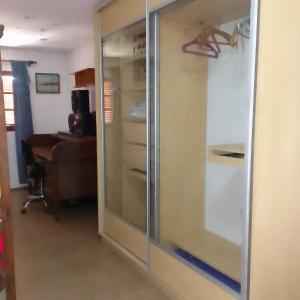 un armario de cristal con puerta de cristal en una habitación en CASA FRANCISCO en Córdoba