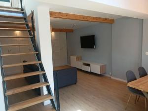 アンダイエにあるNice family houseの階段付きの部屋、リビングルーム(テレビ付)