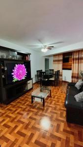 uma sala de estar com um sofá e uma televisão em Departamento completo Chanchamayo em La Merced