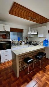 A kitchen or kitchenette at Departamento completo Chanchamayo
