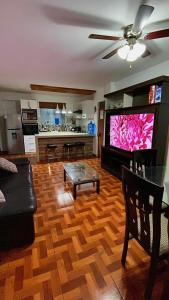 sala de estar con sofá y TV de pantalla plana en Departamento completo Chanchamayo, en La Merced