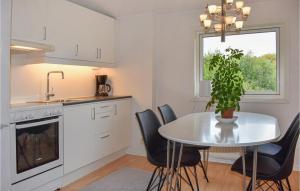 uma cozinha com mesa e cadeiras e uma janela em Nice Home In Tyringe With Lake View em Tyringe