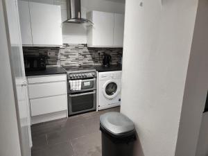 1 bedroom service apartment with Netflix廚房或簡易廚房