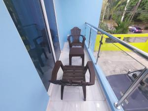 2 sillas en la parte superior de un balcón en Apartamento amueblado Res Blue Amber N2, en Santiago de los Caballeros