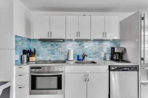 Afbeelding uit fotogalerij van WOW! Best Location! Best Unit! New Renovated South Beach Ocean Front in Miami Beach