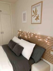 Un dormitorio con una cama con luces. en ¡Más céntrico imposible! 6Pax+PK en Andorra la Vella
