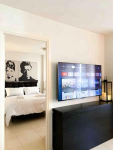 sypialnia z łóżkiem i telewizorem z płaskim ekranem w obiekcie ¡Más céntrico imposible! 6Pax+PK w Andorze
