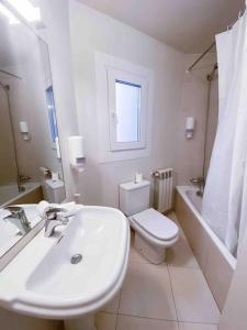 uma casa de banho branca com um lavatório e um WC em ¡Más céntrico imposible! 6Pax+PK em Andorra-a-Velha