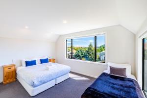 1 Schlafzimmer mit 2 Betten und einem Fenster in der Unterkunft Alpine Vista in Lake Tekapo
