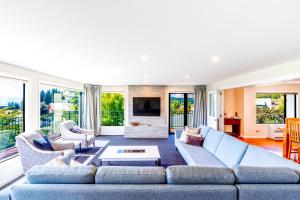 特卡波湖的住宿－山景度假屋，客厅配有蓝色的沙发和椅子