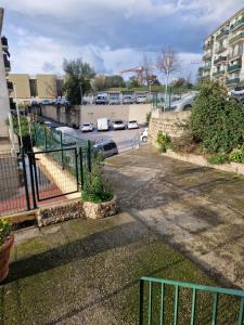 een parkeerplaats met auto's geparkeerd op een parkeerplaats bij T2 Cosy proche centre ville avec parking gratuit in Ajaccio