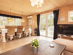 un soggiorno con tavolo e una sala da pranzo di Holiday home Blåvand VI a Blåvand