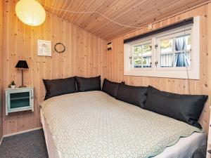 una camera con un letto in una stanza con una finestra di Holiday home Blåvand VI a Blåvand