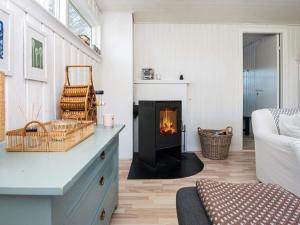 Fjand Gårdeにある6 person holiday home in Ulfborgのリビングルーム(暖炉、ソファ付)