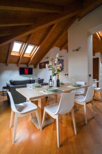 uma sala de jantar com mesa e cadeiras em [Ortensia PentHouse] Leonardo Academy, MXP & Laghi em Sesto Calende