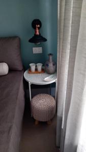 una pequeña mesa con una silla y un jarrón en ella en Studio ANHANGABAÚ, en São Paulo