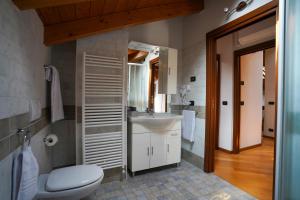 łazienka z toaletą i umywalką w obiekcie [Ortensia PentHouse] Leonardo Academy, MXP & Laghi w mieście Sesto Calende