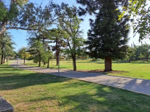 un camino en un parque con árboles y césped en PARQUE DEL SIERRAS en Alta Gracia