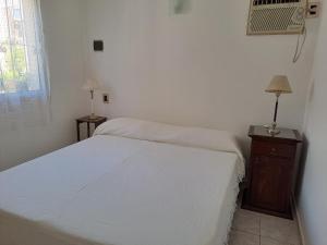 1 dormitorio con 1 cama, vestidor y ventilador en PARQUE DEL SIERRAS en Alta Gracia